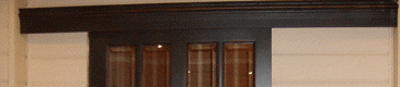 Раздвижная одностворчатая дверь со стеклом, покрашенная коричневой краской. 