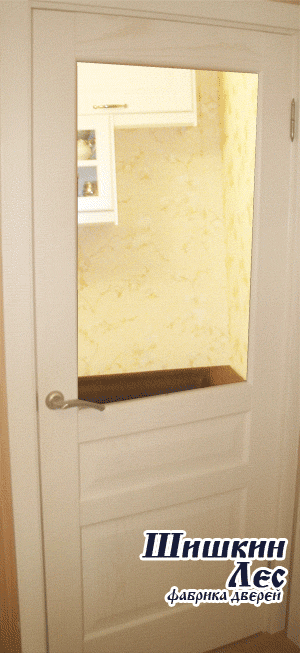 Дверь из массива, покрашенная белой краской, со стеклом.