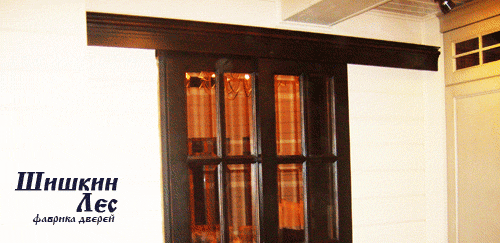 Красивое дверное полотно с прозрачным стеклом, покрашенное декоративной краской, установленное на раздвижной механизм.