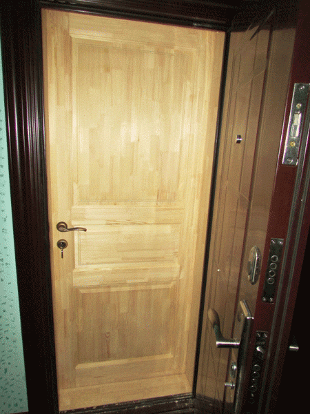 Открыта входная дверь, через которую видна вторая из массива сосны.