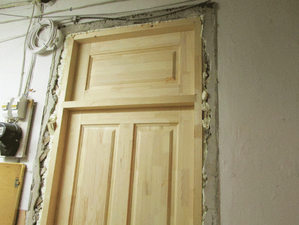 Высокая дверь в старом фонде с глухой фрамугой. 