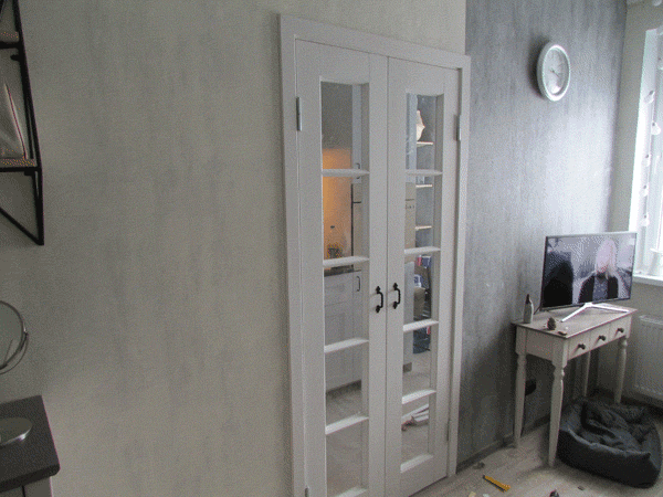 Фото двустворчатой декоративной двери в закрытом состоянии. Очень красиво вписана в интерьер помещения.