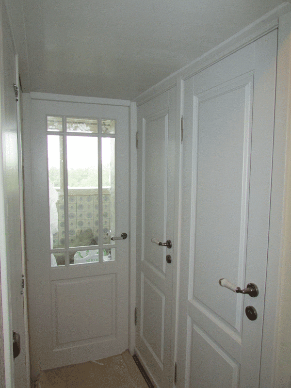 Фотографии дверей установленных в квартире дома 600 серии, в народе называемым кораблём.