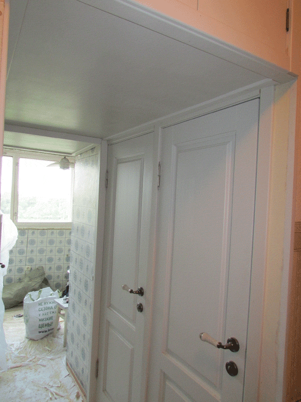 Установлены сантехнические деревянные двери в ванной комнате и туалете. Двери очень качественные, их не ведёт и они не рассыхаются.