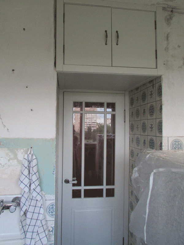 Установлена дверь на кухне со стеклом, с красивой расстекловкой. Размер двери ширина 700 высота 2000. Сверху установлены антресоли, двусторонние, фасады с двух сторон.