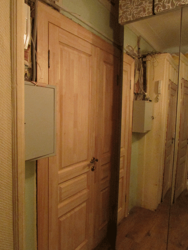 Двустворчатая дверь НЕВА установлена второй входной, часть прикрывает мебель прихожей.