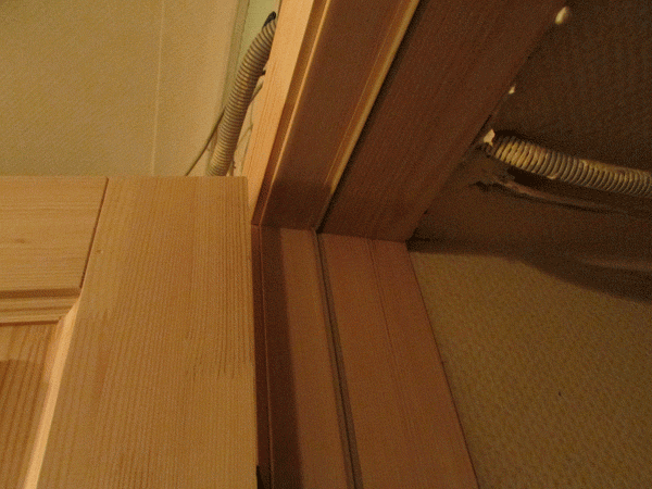 Сделана дверная коробка по глубине старой, чтобы скрыть следы демонтажа. Хорошо виден уплотнитель, установленный в специальный паз.