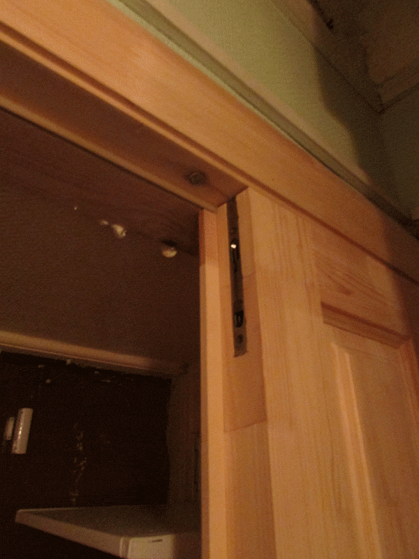 У двустворчатых дверей одна дверь заглушается шпингалетами, а вторая рабочая. Хорошо виден врезанный в торец двери шпингалет.