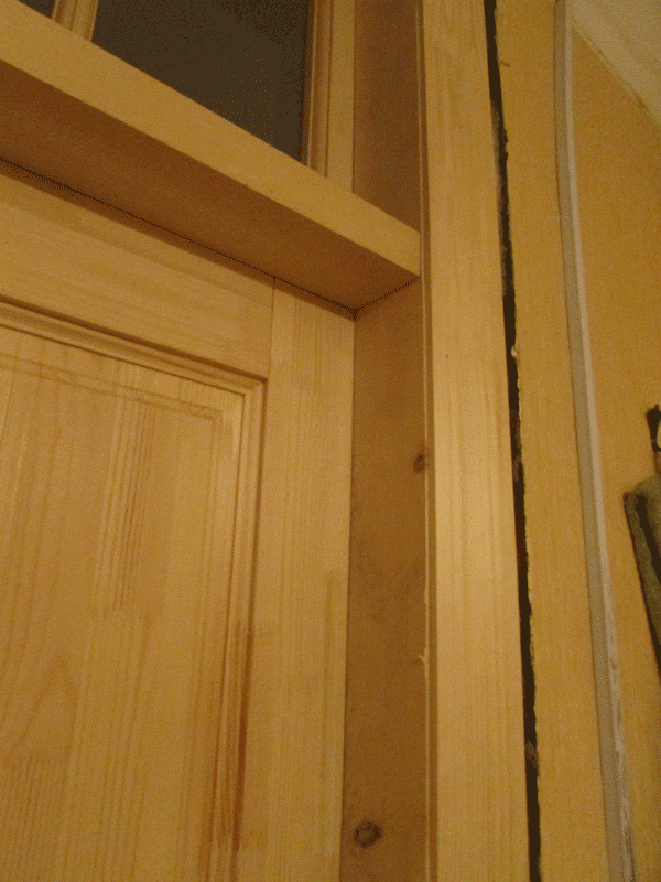 Фрамуга в дверях отсекается импостом, частью коробки, так жёсче дверной блок.