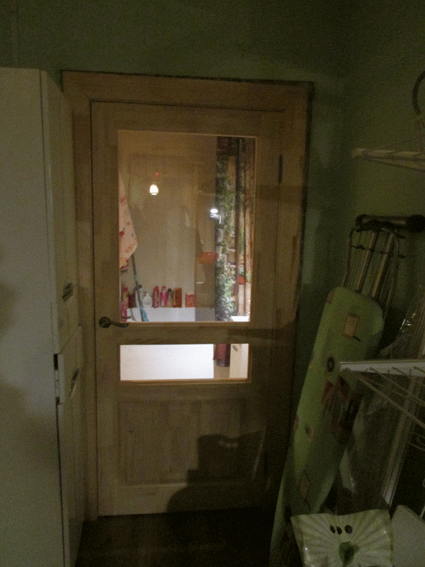 Дверь НЕВА со стеклом установлена на кухне