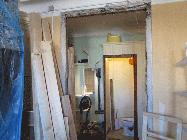 Голый проём после демонтажа двустворчатой двери с фрамугой
