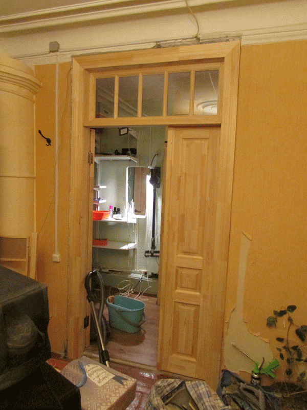 Установлена новая двустворчатая дверь НЕВА с фрамугой со стеклом