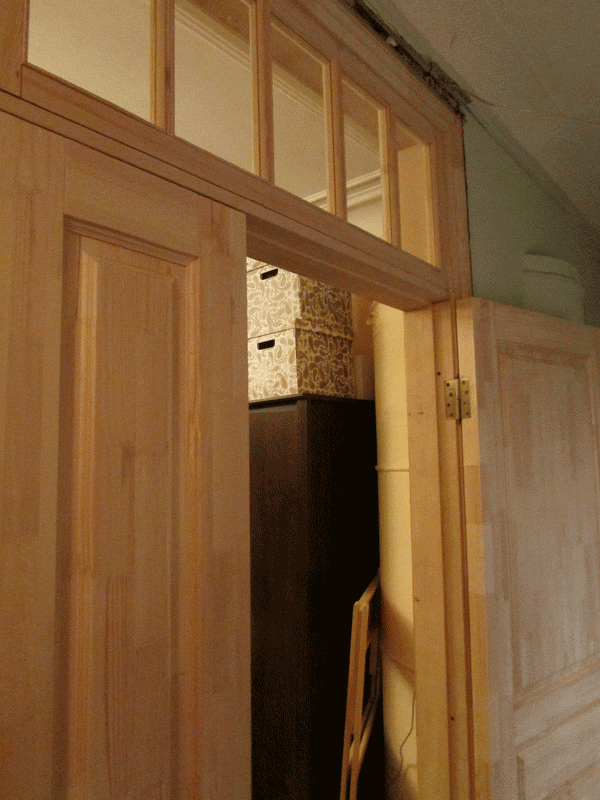 Фрамуга у двустворчатой двери отсекается мощным импостом, это часть коробки, чтобы снизить удары дверных полотен при закрытии и не повредить её. 