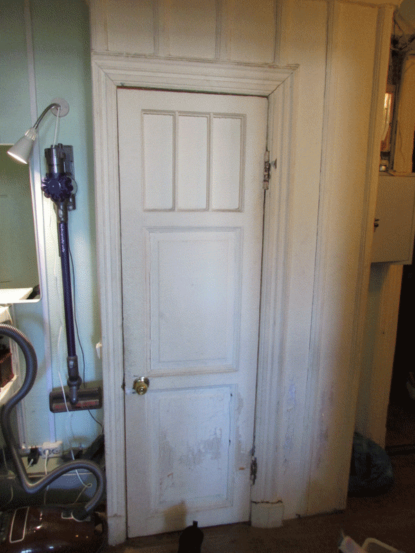Старая дверь в туалете до демонтажа