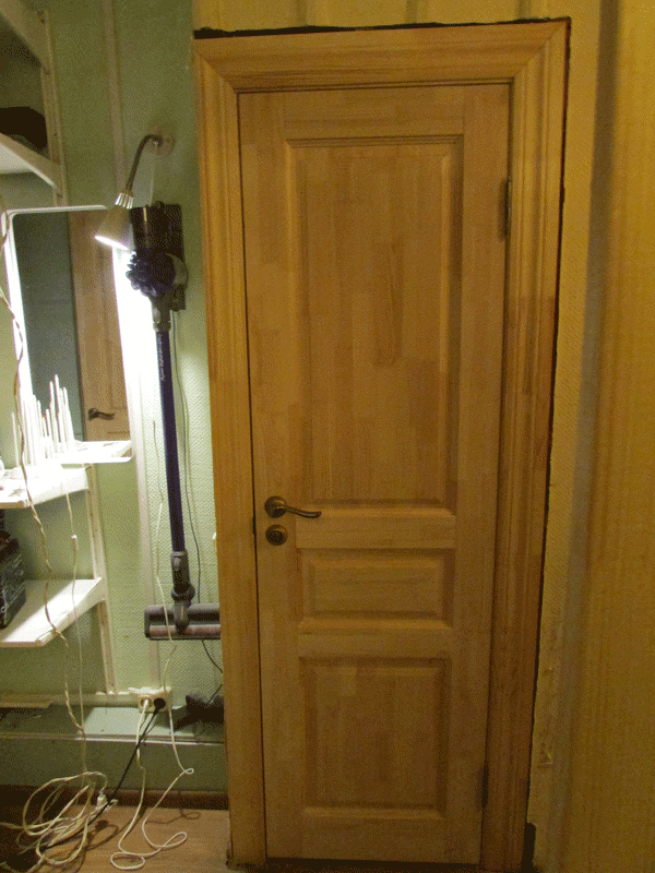 Новая дверь НЕВА установлена в туалете на замену старой. В квартире было много дверей чуть разных по виду, новые же двери сделаны в одном стиле.