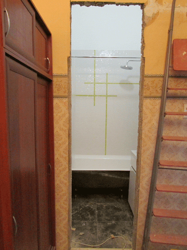 Голый проем после демонтажа старой двери в ванной комнате.