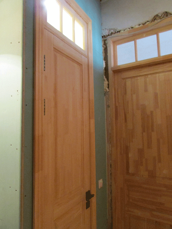 Двери с фрамугами считаются нестандартными и изготавливаются при большой высоте проёма. 