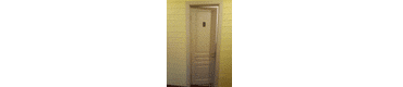 Фото установленной сантехнической двери из массива сосны и покрашенной хорошей укрывистой краской бежевого цвета.