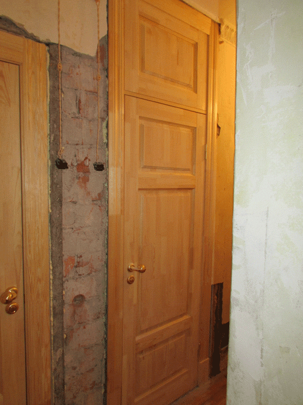 Установлена дверь в нестандартном размере с фрамугой, высота большая.