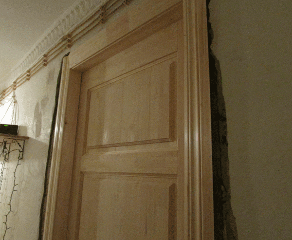 Двери собраны на основе филёнок с крепкой толстой обвязкой. Толщина полотна 48 мм, толщина филёнки 38. 