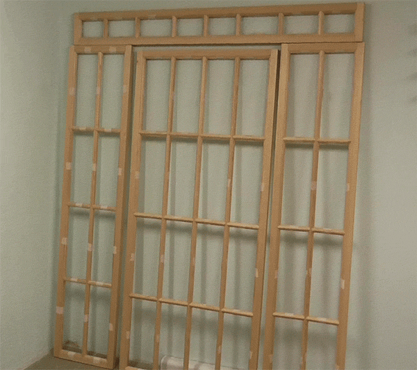 Фото комплекта деревянной перегородки с дверью в центре. Сделана со стеклом 4 мм. Комплект для самостоятельной установки, сделан для кафе-ресторана.