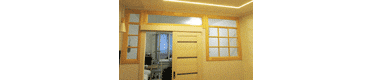 Фото крепкой перегородки, которую можно назвать стеной. Видна откатная дверь и верандные декоративные рамы.
