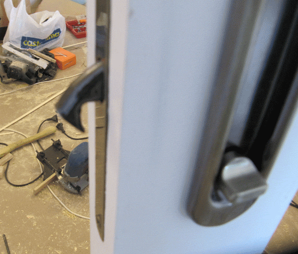 Для откатных дверей используется специфическая фурнитура, это откатной механизм на роликах  и ручка-защёлка.