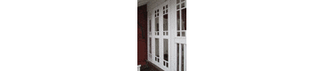 Фото перегородки состоящей из складной двустворчатой двери и поворотной одностворчатой. В белом цвете.