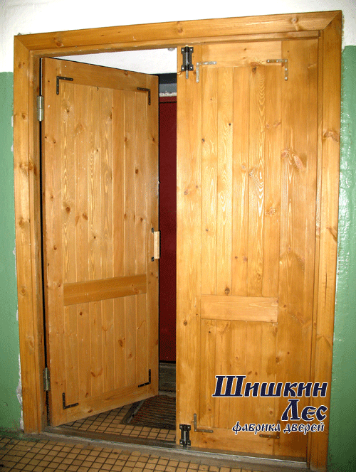 Установка входных деревянных дверей в подъезды многоквартирных домов.