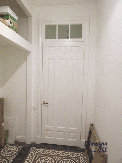 Межкомнатная дверь с фрамугой в квартире старого фонда. Выполнена по индивидуальному заказу.
