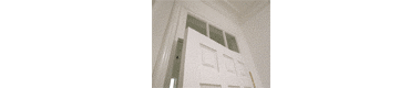 Межкомнатная дверь с фрамугой из массива сосны. Установлена в старом фонде и покрашена в белый цвет.