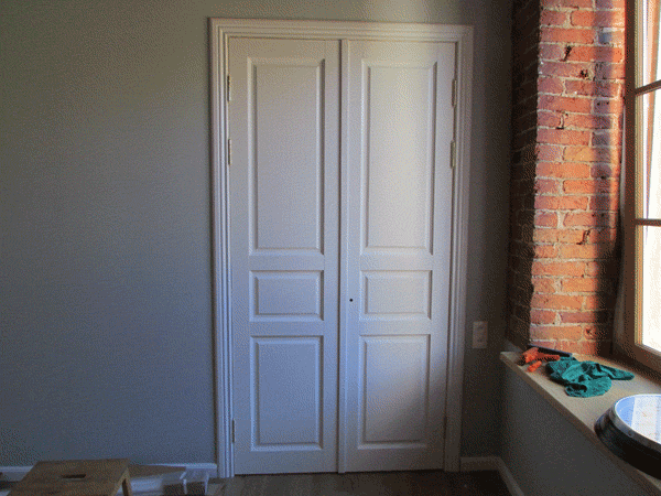 Дверь модели НЕВА изготовлена в двустворчатом исполнении и установлена в квартире старого фонда. Размеры двери 600*600 на 2300 мм высотой. 
