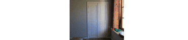 Фото двустворчатой и одностворчатой дверей установленных в старом фонде и покрашенных в белый цвет. 