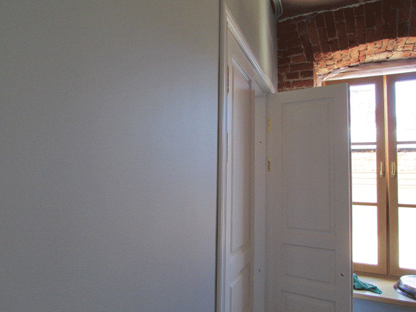 Двери покрашены белой краской. В старинных домах очень часто красили в такой цвет. 