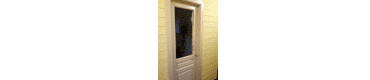 Дверь из массива сосны с большим световым просветом для установки стекла или стеклопакета. Установлена на расстоянии от пола образуя щель для вентиляции в 4 см.
