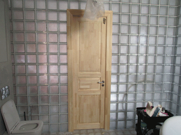 Дверь стоит в ванной комнате, хорошо выдерживает перепады температур и влажность.
