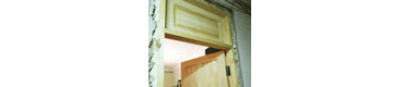 Фото блока с открытым дверным полотном и фрамугой сверху.