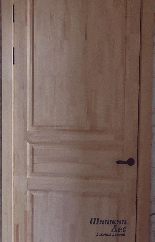 Фото установленной двери из массива НЕВА, в старом фонде. Размер полотна 800 на 2300 мм.