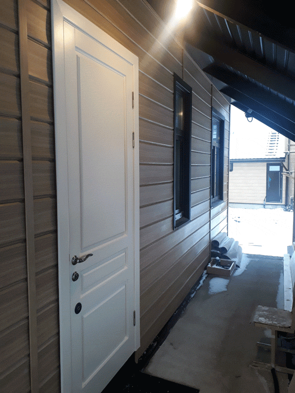 В загородном доме установлена входная двойная тёплая дверь. Дверь полностью соответствует использованию зимой. Сделана из массива сосны и покрашена.
