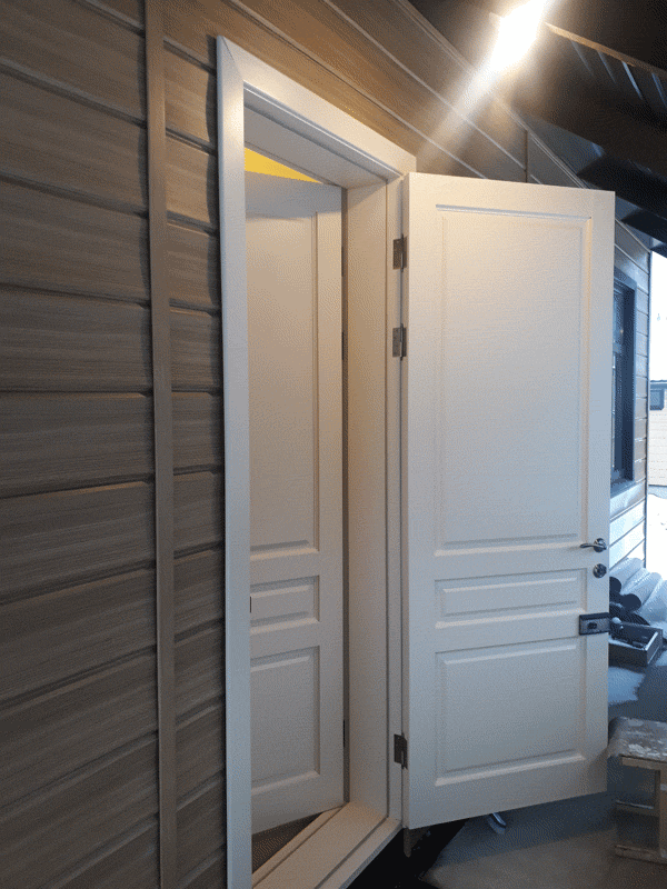 В загородном доме установлена двойная входная деревянная дверь изготовленная из массива сосны. Покрашена краской. Смотриться красиво и уютно.