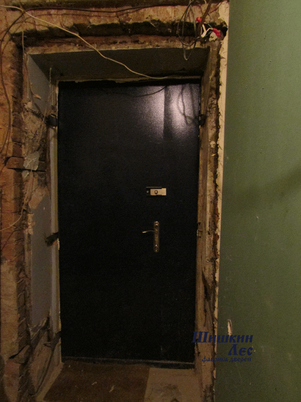 Дверной проём после демонтажа старого дверного блока. На заднем плане видна первая входная металлическая дверь.