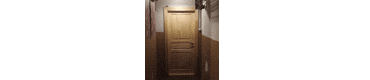 Фото установленной массивной двери из сосны в коммнальной квартире города Москвы
