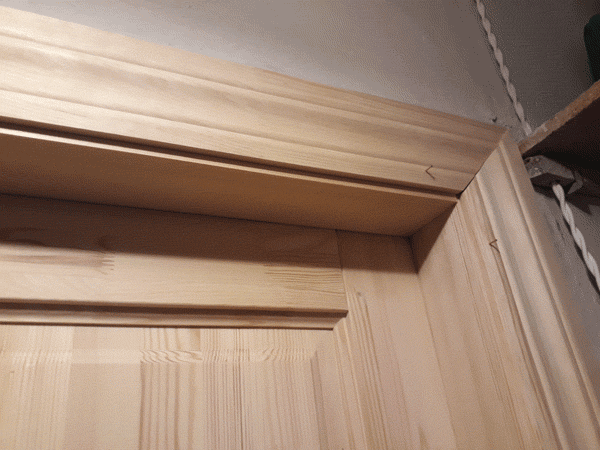 Дверная коробка глубиной 160 мм., сделана в толщину стены. С двух сторон установлен фигурный наличник. 