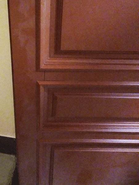 Фрагмент двери покрашенной коричневой краской. Покраска производилась в специальной мастерской. Два слоя и грунт. 