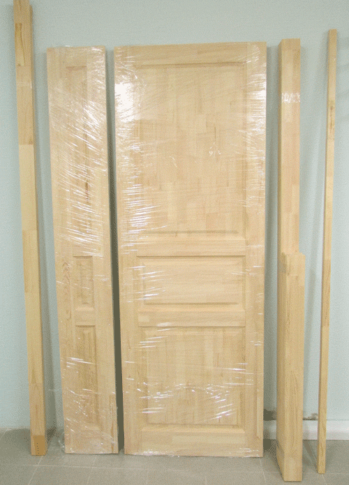 В комплект дверного двустворчатого блока входят два полотна, коробка и наличник.
