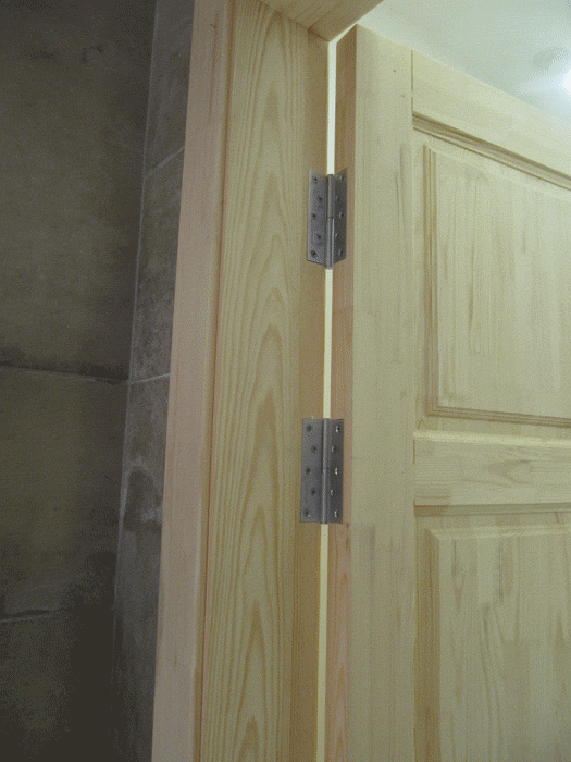 Дверное полотно установлено на три петли, две сверху и одна снизу. Так крепче.