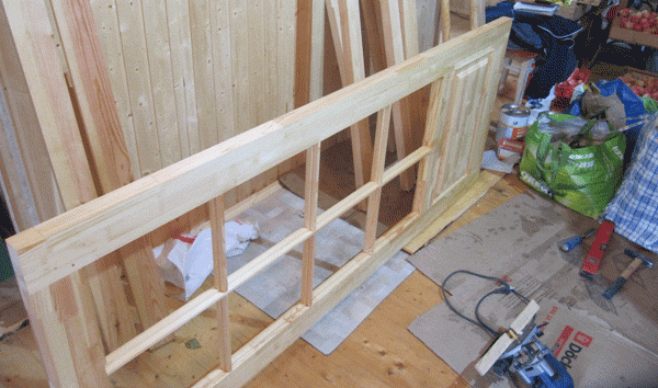 Процесс установки деревянной двери с верандной расстекловкой на даче. В Подмосковье.