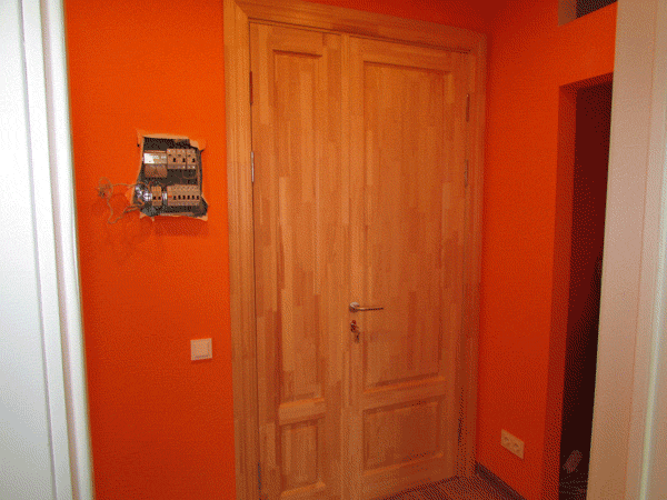 Фото двустворчатой второй входной двери в закрытом состоянии. По дизайну модель КЛАССИКА.