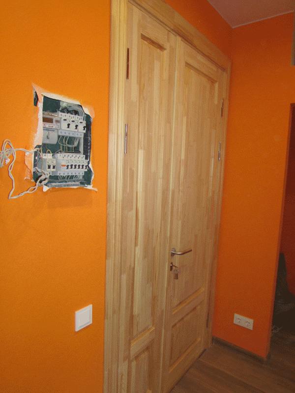 Фото сбоку. Дверь установлена и готова к покраске лаком или краской. 