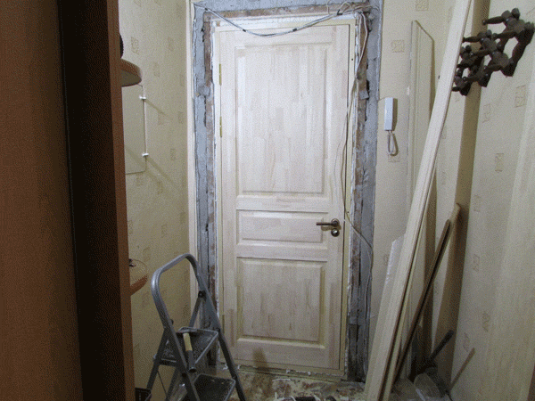Установлена новая массивная дверь из сосны в качестве второй входной. Заделаны все монтажные швы.